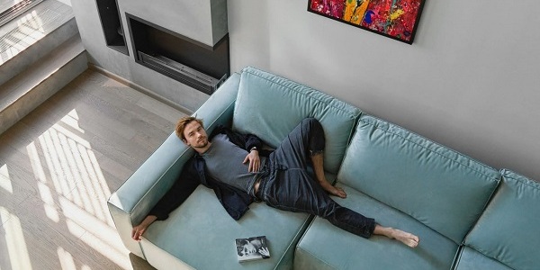 Александр Петров рассказал про свою гостиную с биокамином.