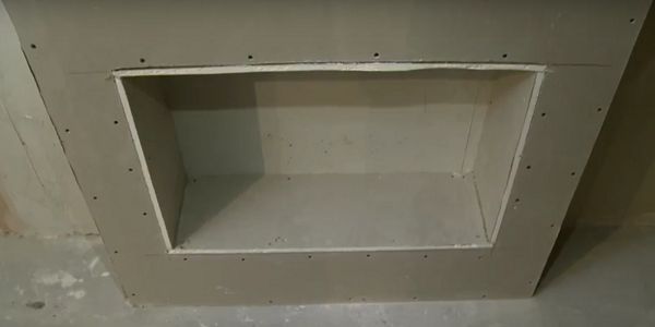 Перед монтажом агрегата нарезаем детали из базальтовой ваты толщиной в 5 см по размеру стенок, соприкасающихся с топкой. Приклеиваем защитные прокладки термостойким клеем.